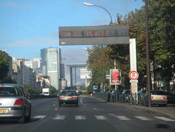 Blick La Defense tunneleinfahrt
