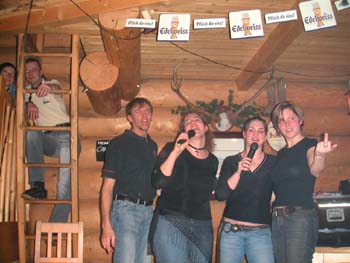 Karaoke, Kathi & Gabi singend - Sabine